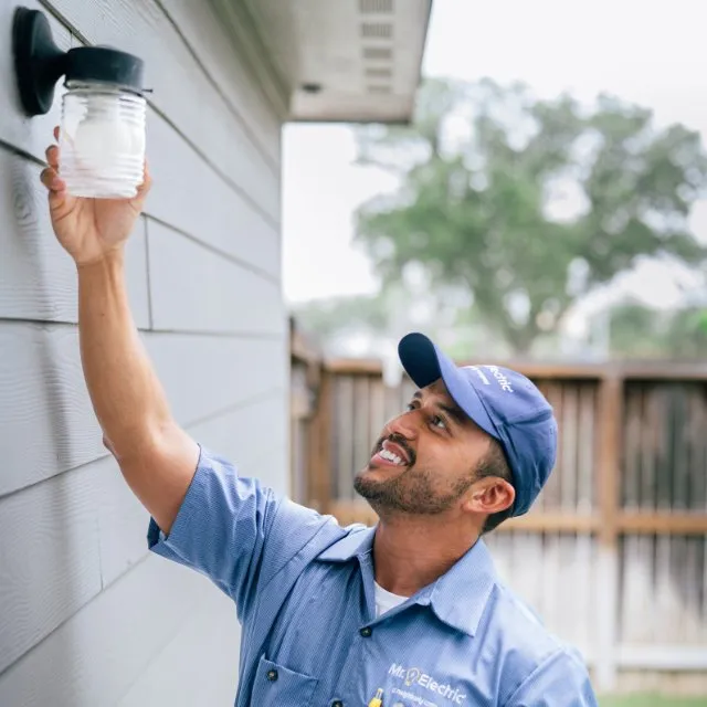 Slide of Mr. Electric of Central Iowa