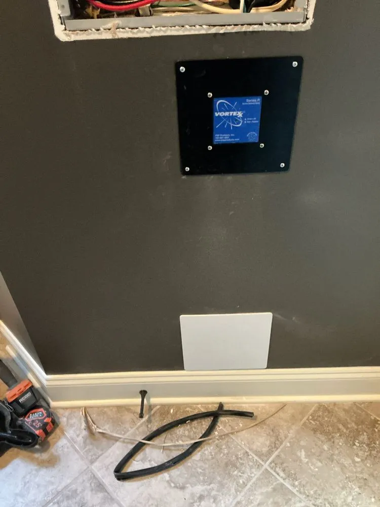 Trusted electrician providing emergency electrical service in , 