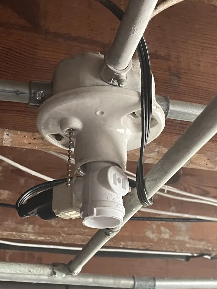 Affordable electrician providing circuit breaker repair in , 