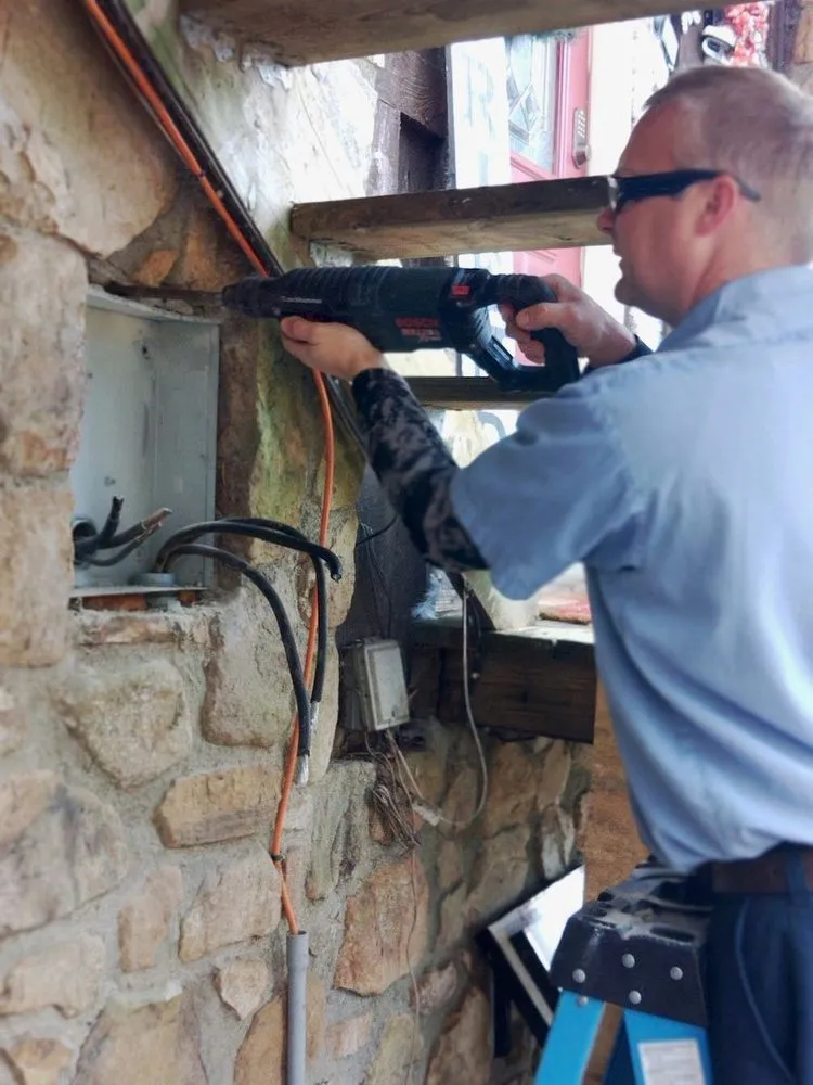 Emergency electrician providing electrical repair in , 