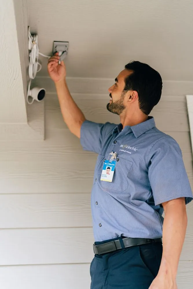 Licensed electrician providing circuit breaker repair in Monroe Township, NJ - Mr. Electric of Monroe