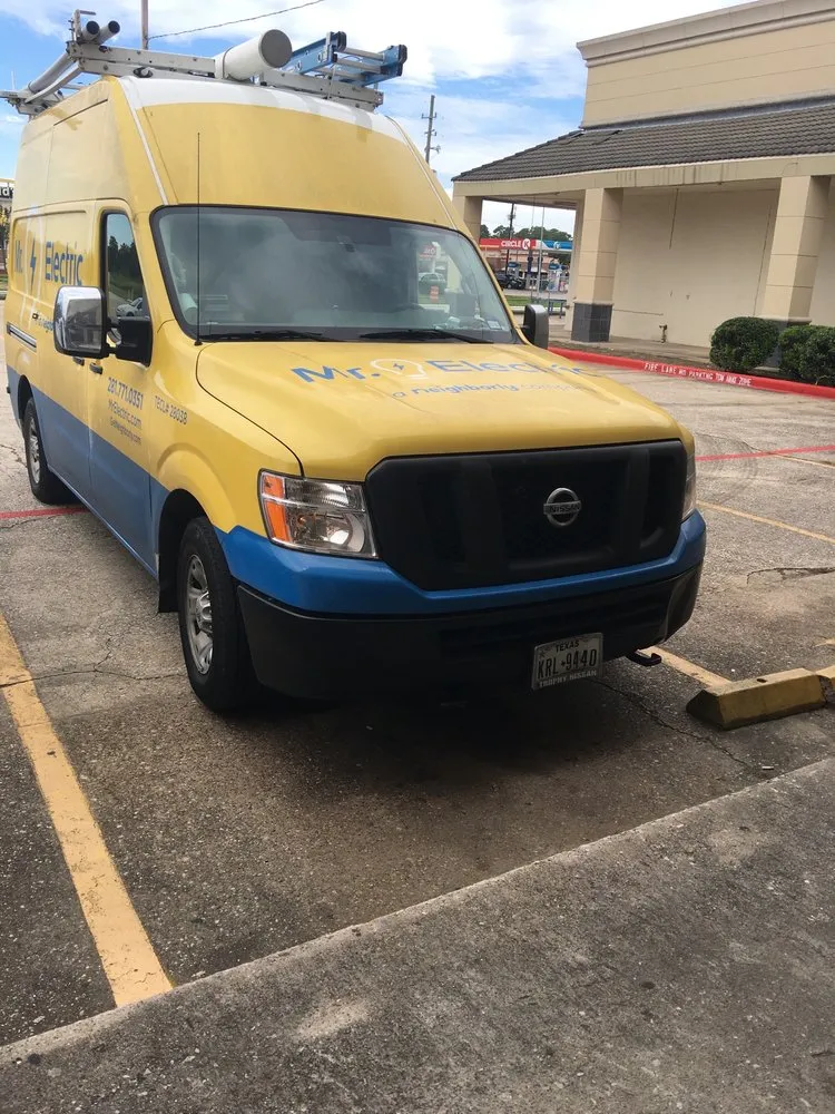 Licensed electrician providing circuit breaker repair in , 