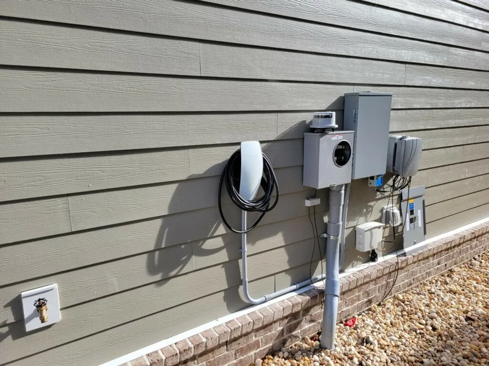 Emergency electrician providing circuit breaker repair in , 