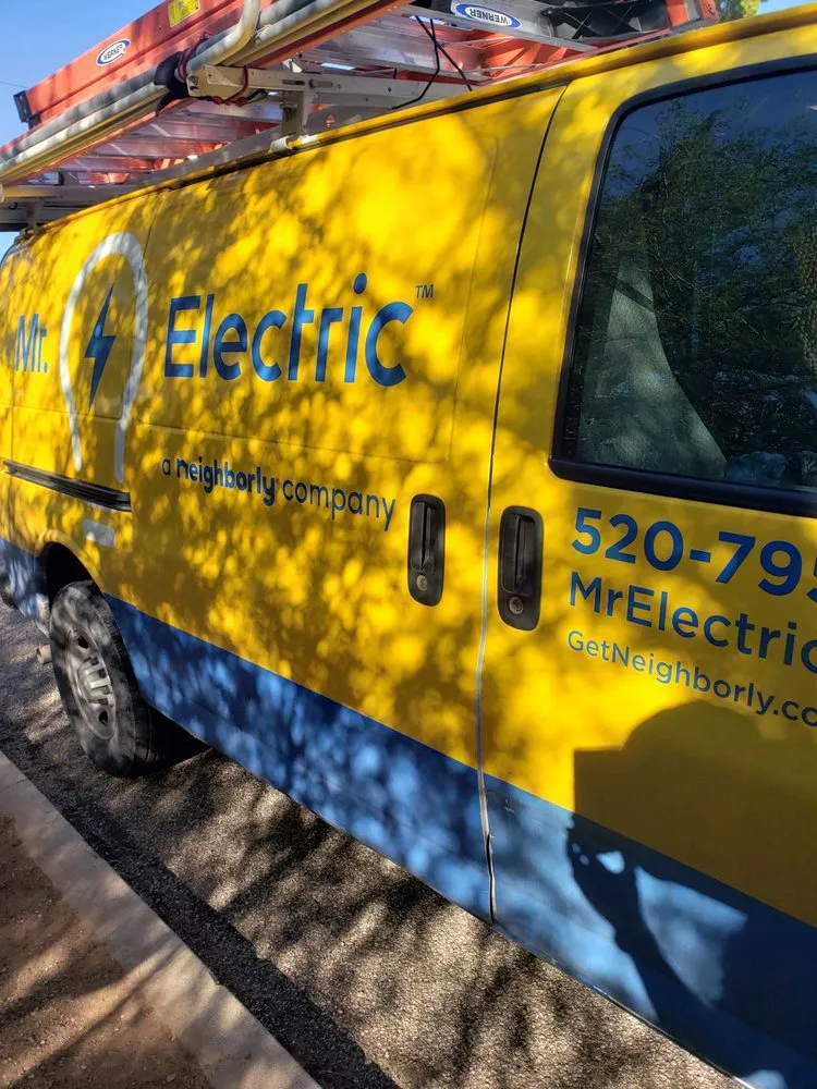 Reliable electrician providing circuit breaker repair in , 