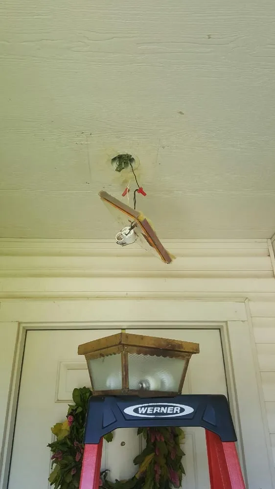 Licensed electrician providing circuit breaker repair in , 