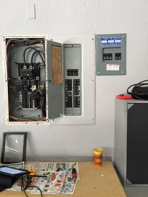 Emergency electrician providing lighting installation in , 