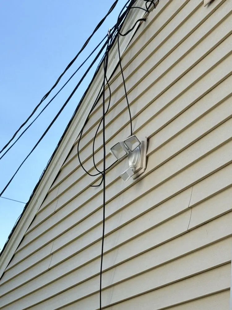 Emergency electrician providing emergency electrical service in , 