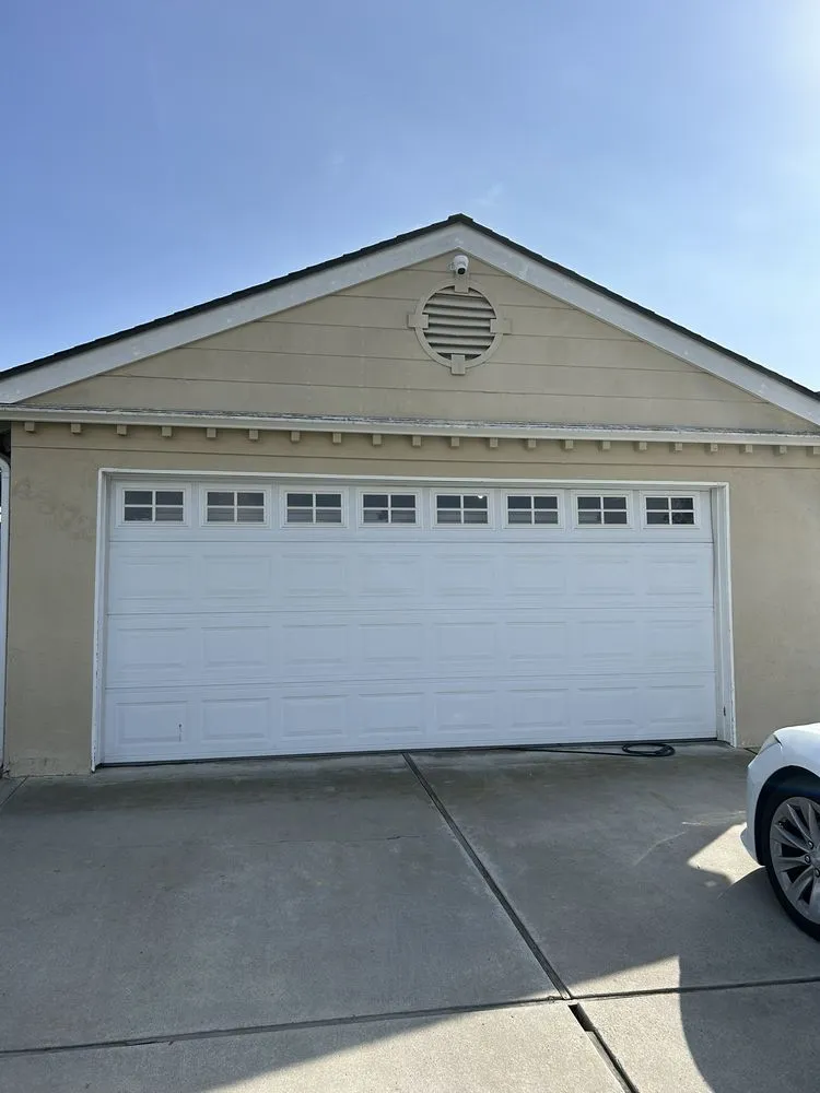 Emergency electrician providing circuit breaker repair in , 