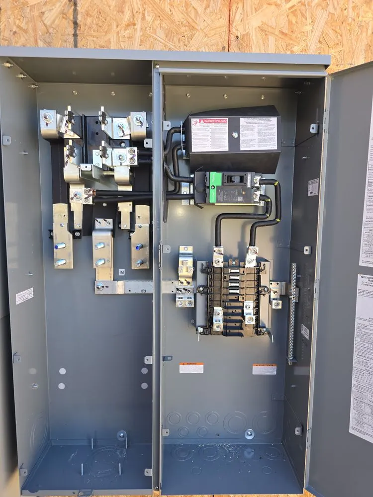 Emergency electrician providing circuit breaker repair in ,