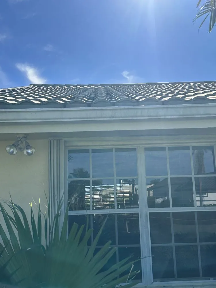 Expert electrician providing electrical repair in , 