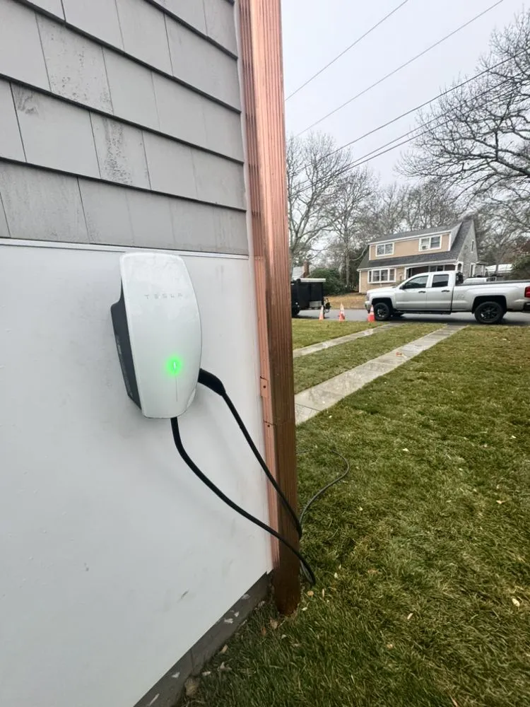 Emergency electrical service for homes in circuit breaker repair,  by 