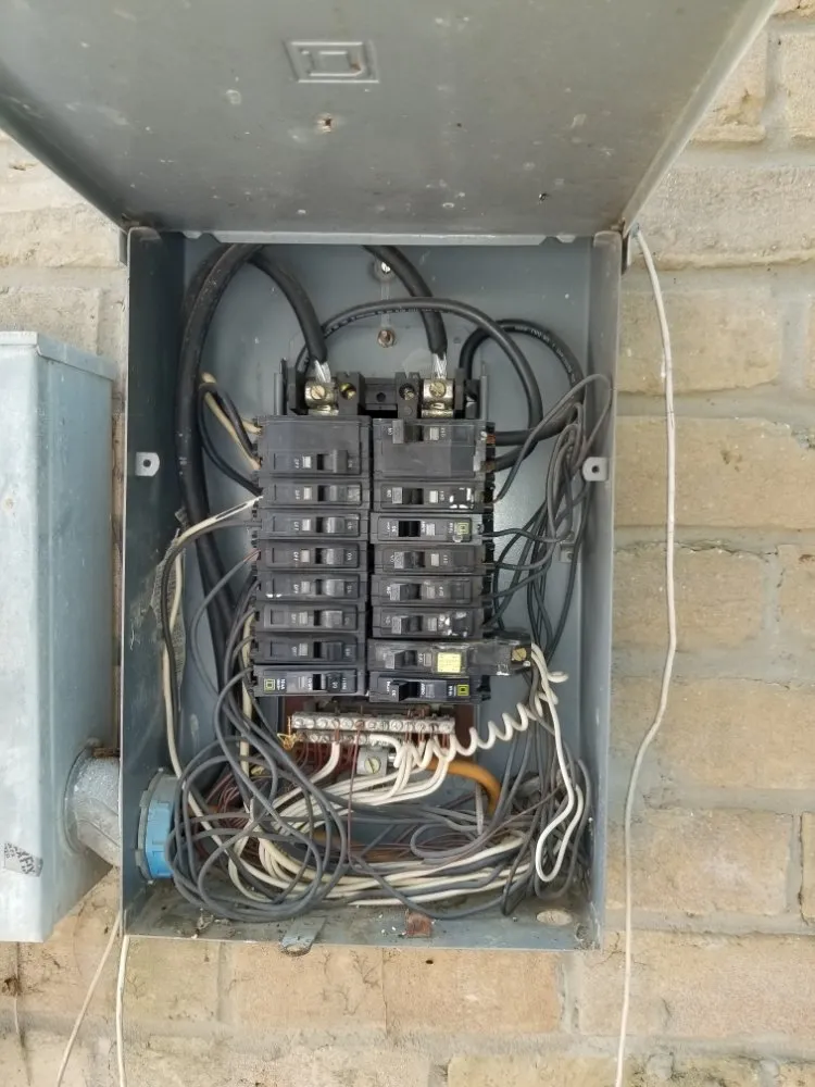 Licensed electrician providing electrical repair in , 