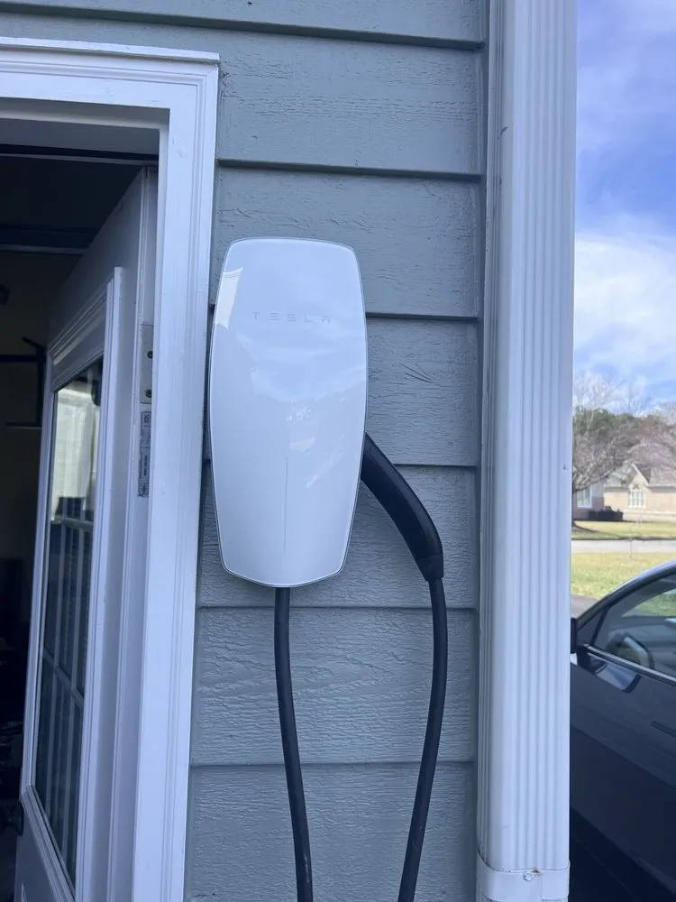 Licensed electrician providing outlet and switch repair in Chesterfield, VA - MW Services llc