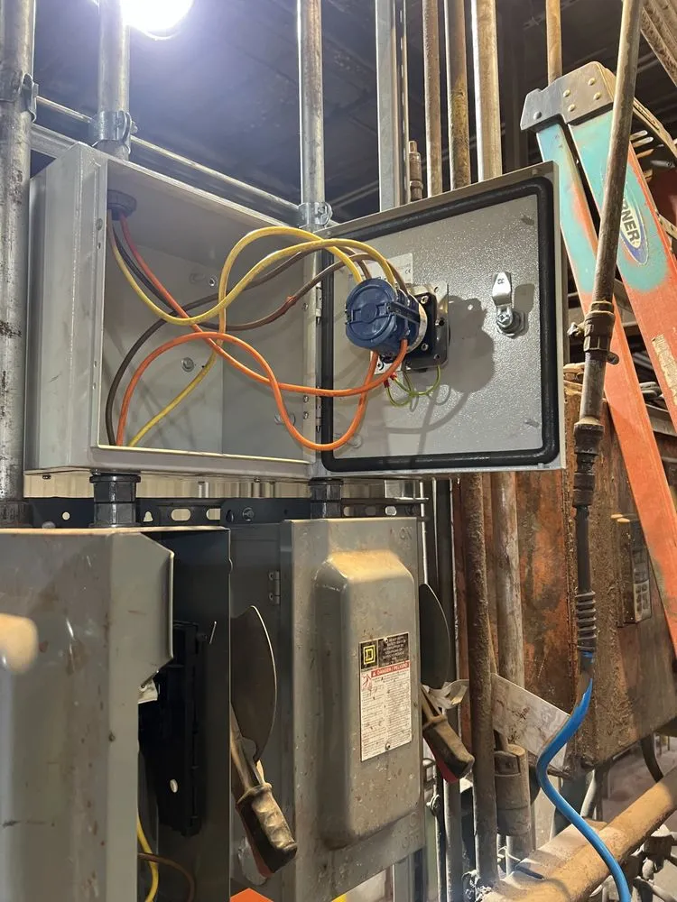 Emergency electrical service for homes in lighting installation, by