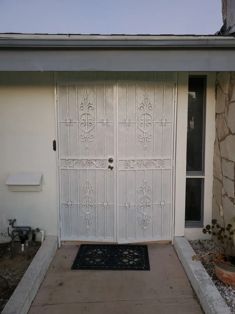 Trusted electrician providing emergency electrical service in , 