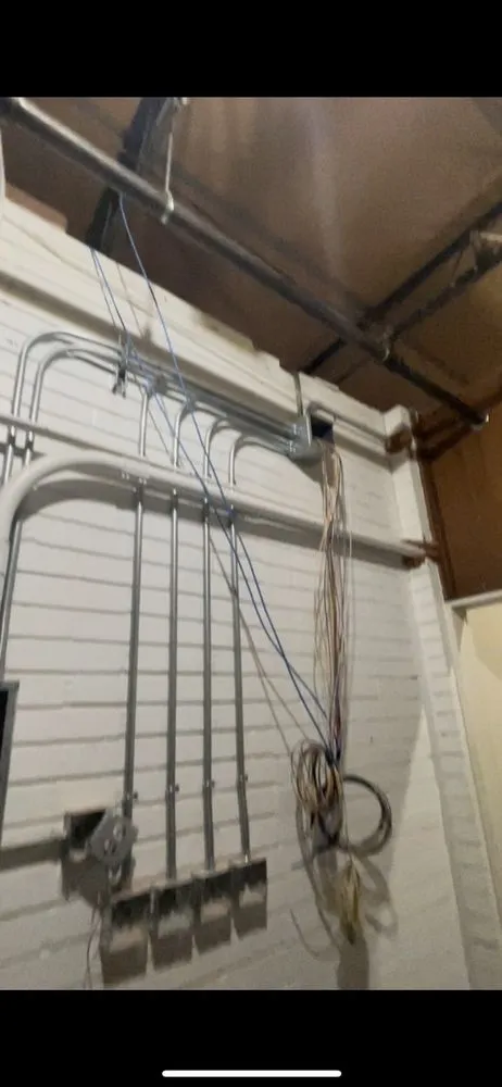 Emergency electrician providing emergency electrical service in , 