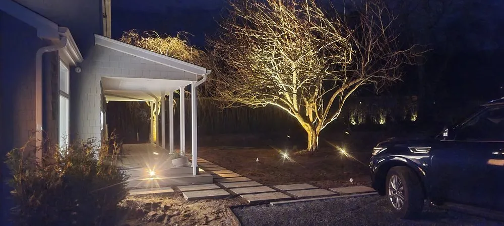 Expert electrician providing electrical repair in , 