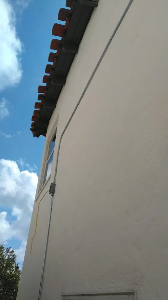 Expert electrician providing emergency electrical service in ,