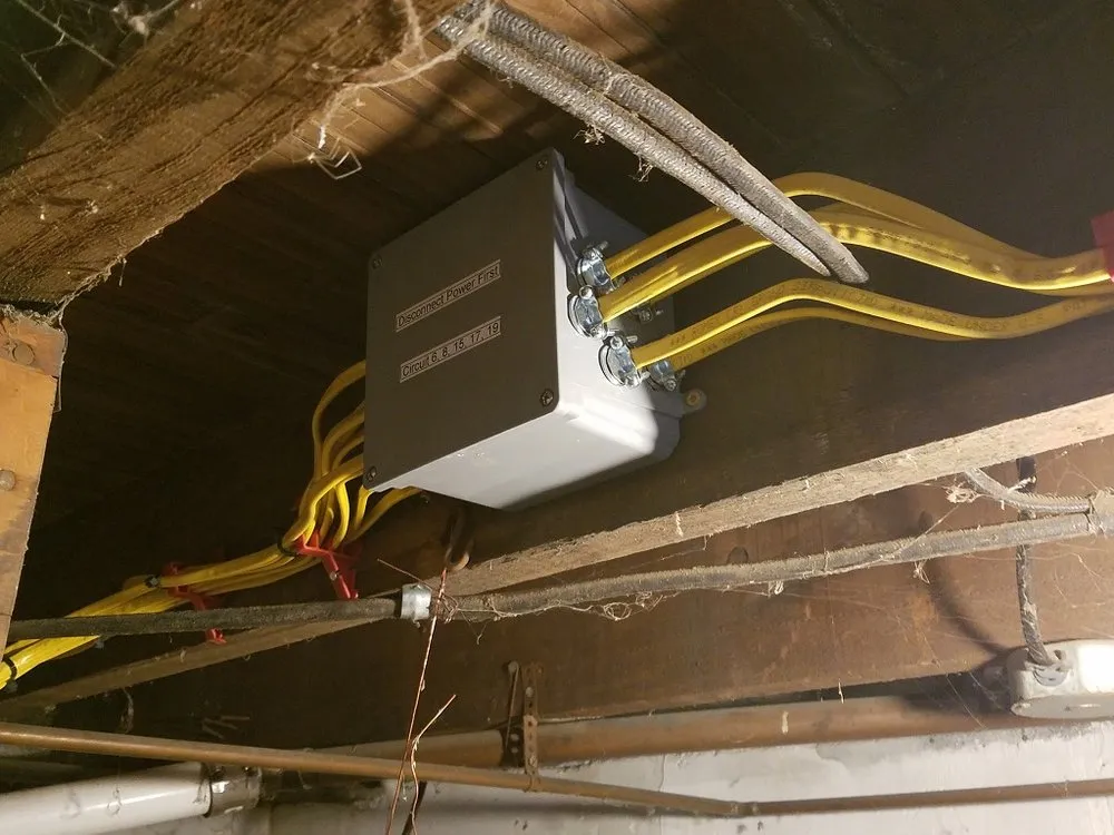 Emergency electrician providing wiring installation in , 