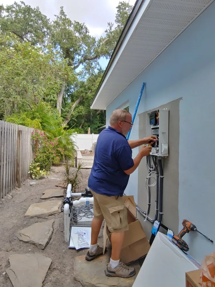 Emergency electrician providing electrical repair in , 