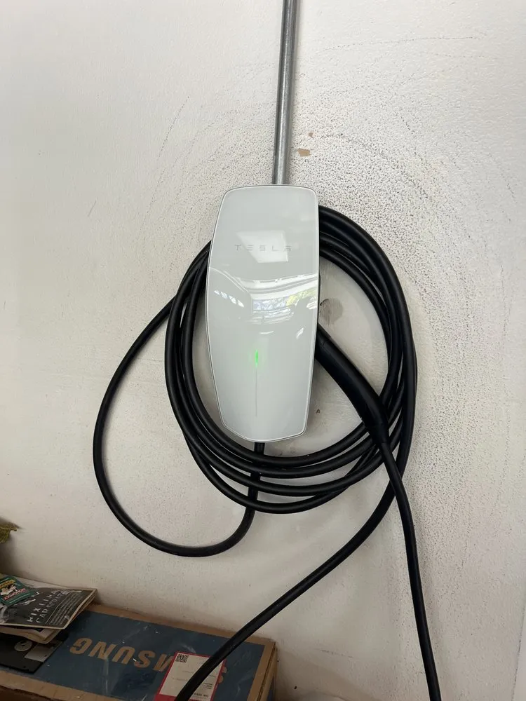 Affordable electrician providing emergency electrical service in , 