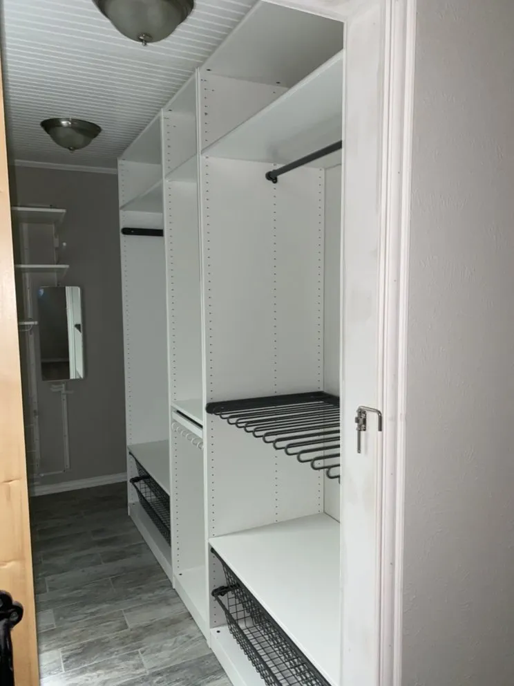 Certified electrician providing emergency electrical service in , 