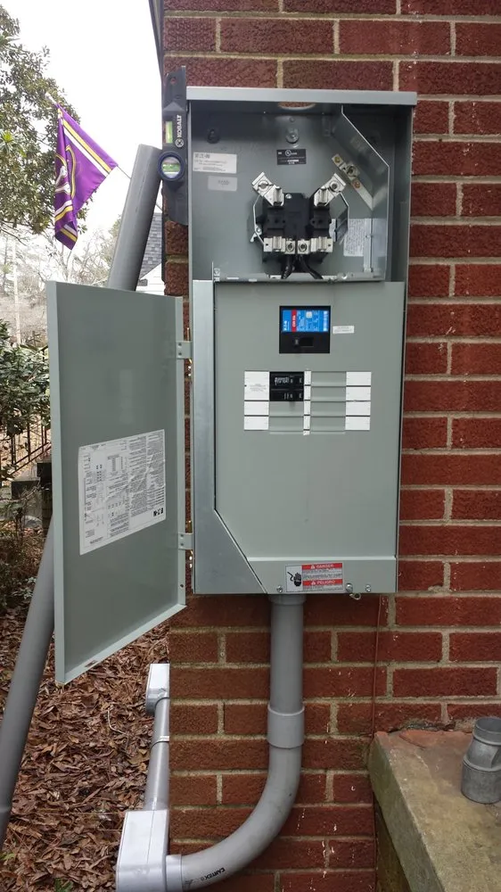 Certified electrician providing emergency electrical service in , 