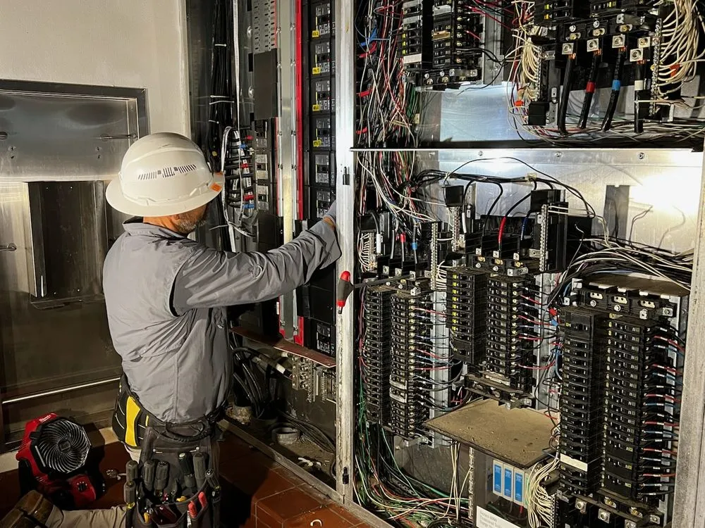 Emergency electrician providing emergency electrical service in , 