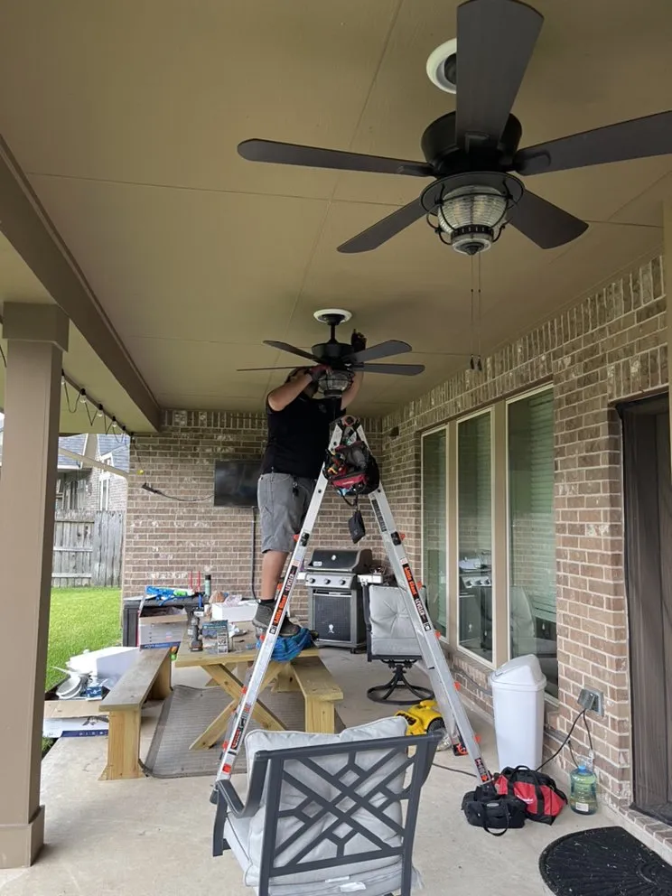 Licensed electrician providing circuit breaker repair in , 