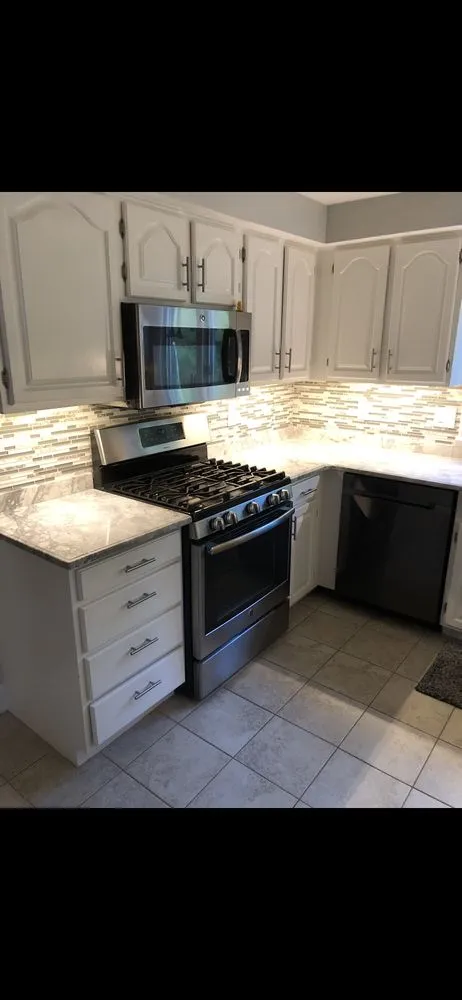 Emergency electrician providing emergency electrical service in , 