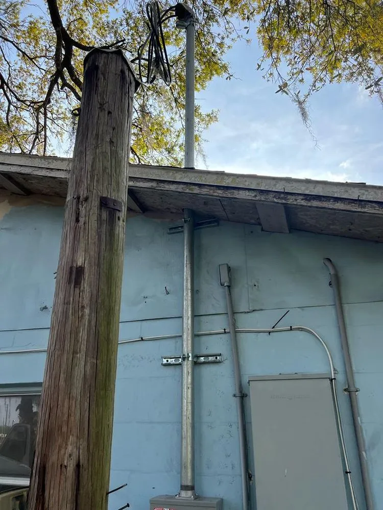 Emergency electrician providing circuit breaker repair in ,