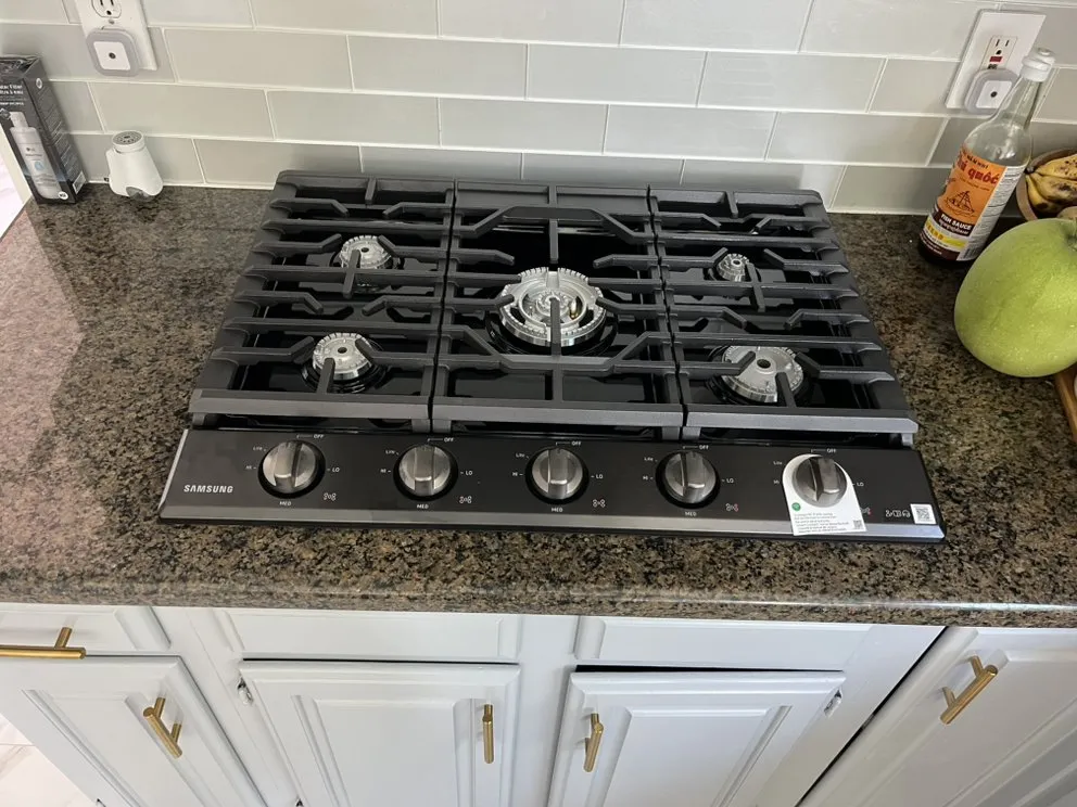 Certified electrician providing circuit breaker repair in , 