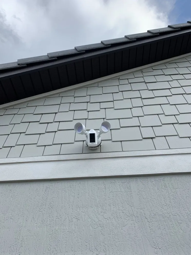 Emergency electrician providing circuit breaker repair in , 