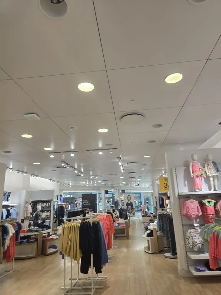 Emergency electrician providing electrical repair in , 