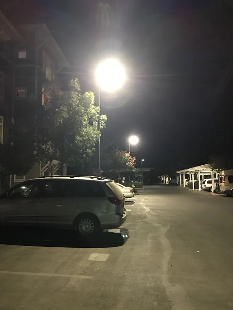 Certified electrician providing circuit breaker repair in , 