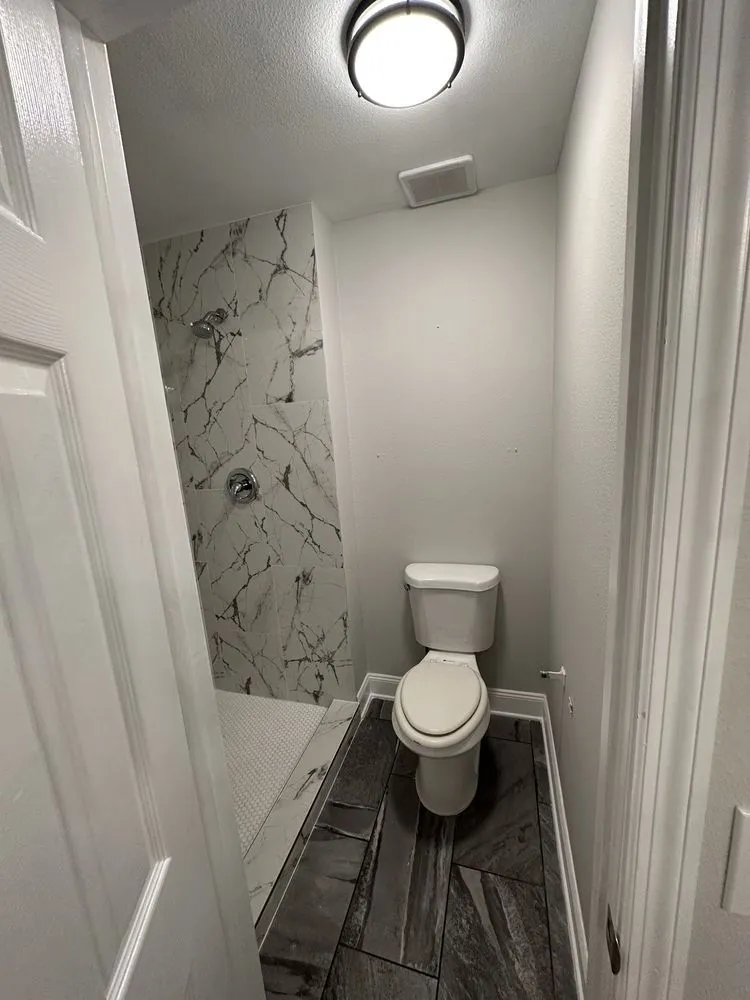 Certified electrician providing emergency electrical service in , 