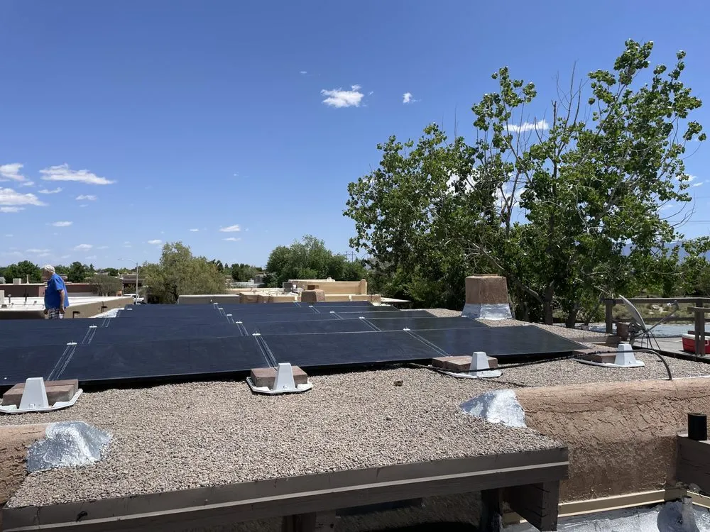 Emergency electrician providing circuit breaker repair in , 