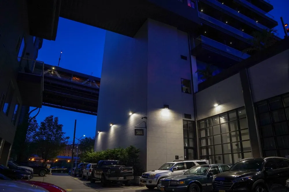 Trusted electrician providing circuit breaker repair in , 