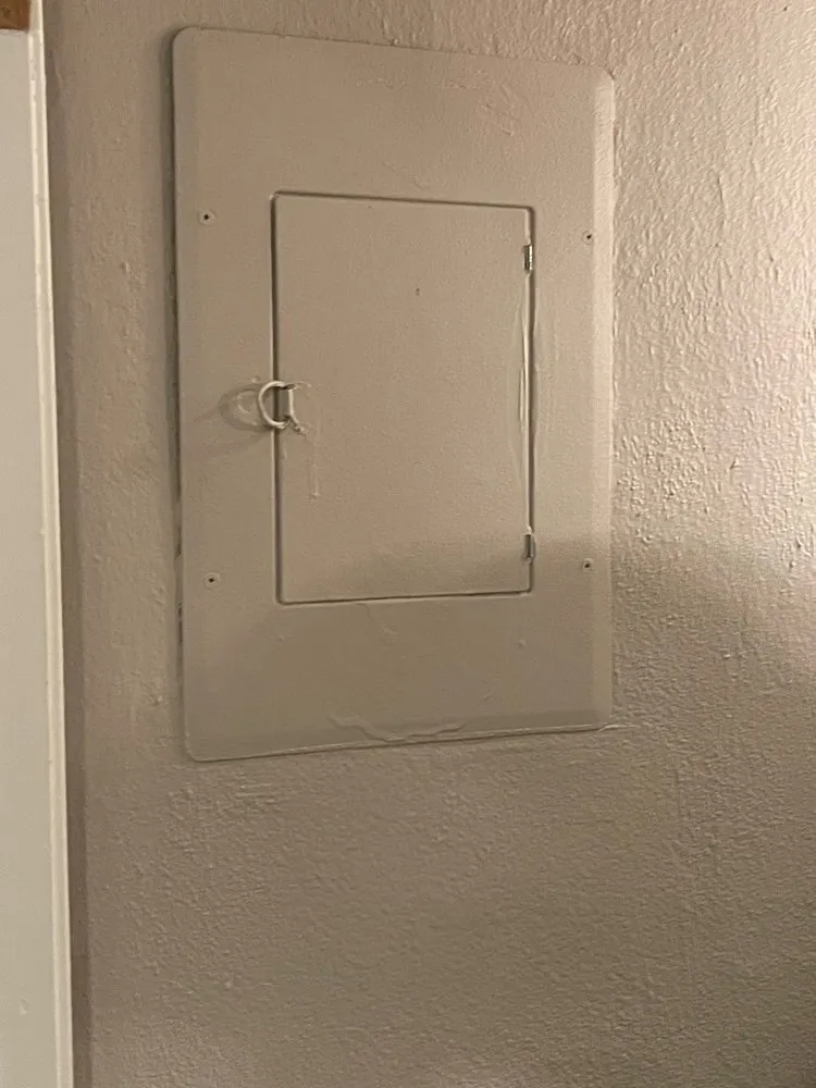 Affordable electrician providing emergency electrical service in , 