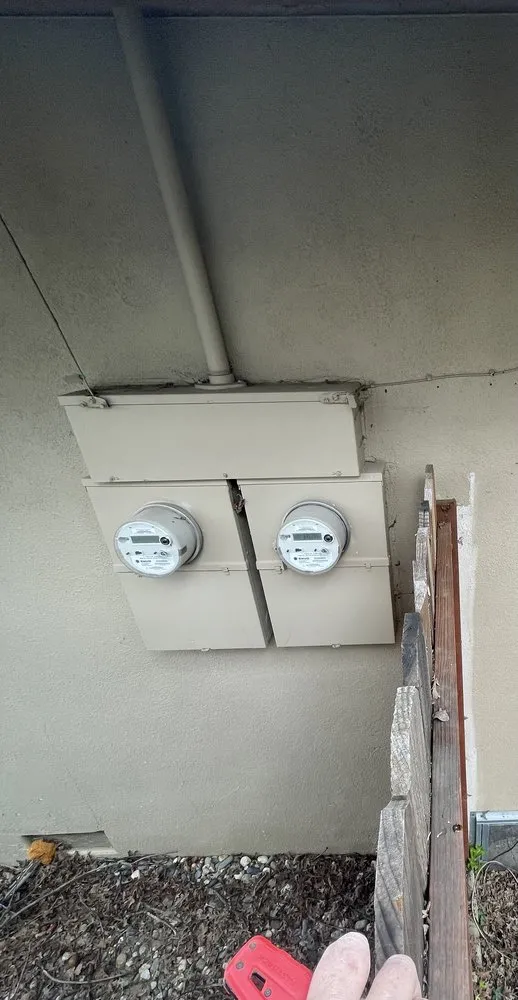 Emergency electrician providing lighting installation in ,