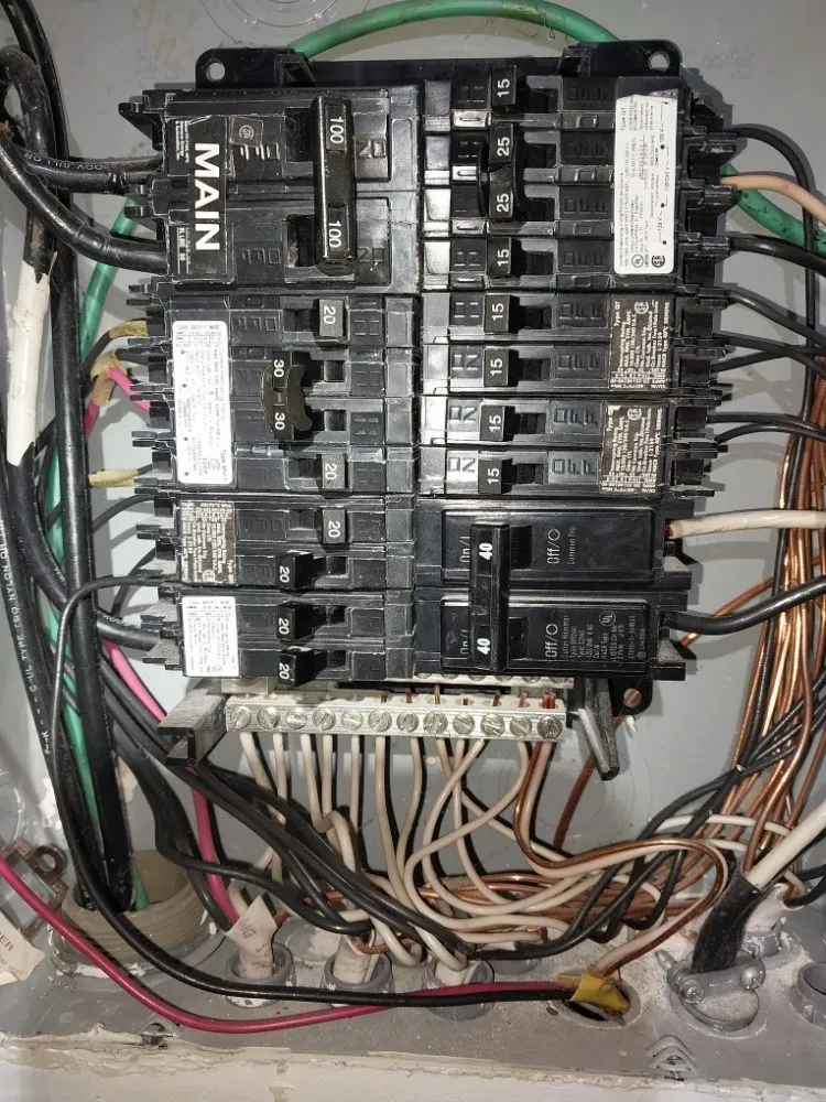 Emergency electrician providing outlet and switch repair in Spavinaw, OK - Ollie's Electric