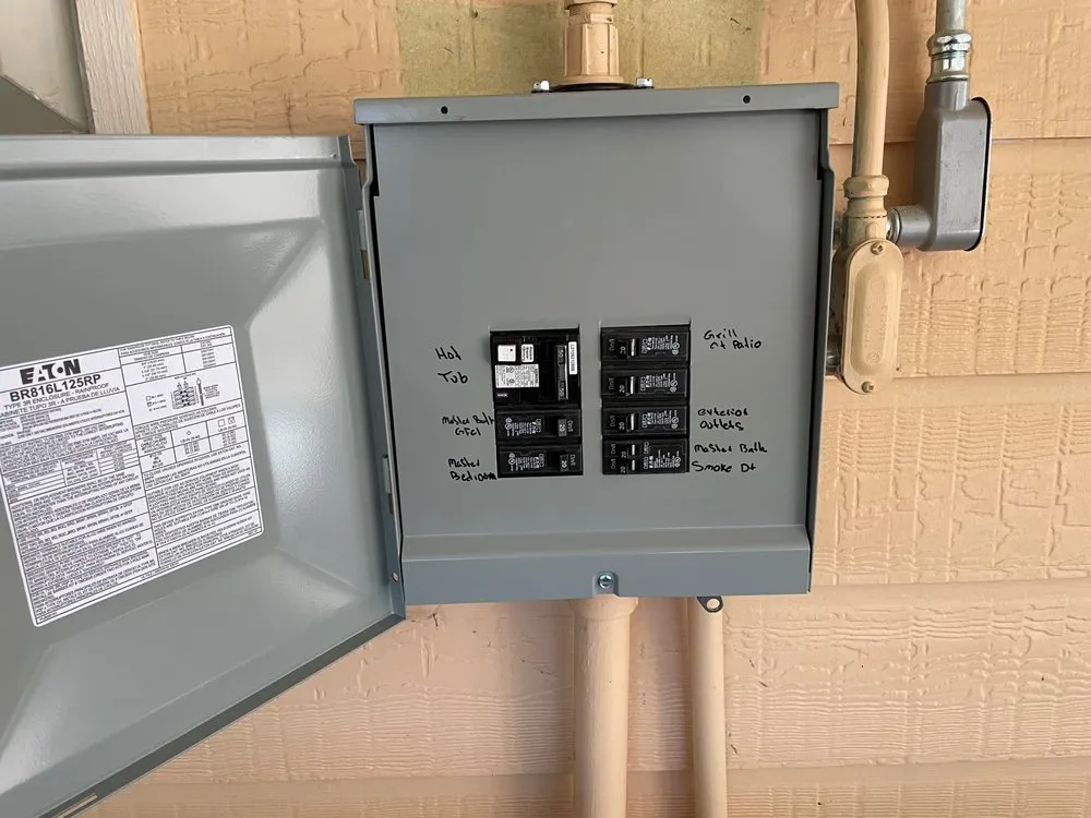 Emergency electrician providing emergency electrical service in , 