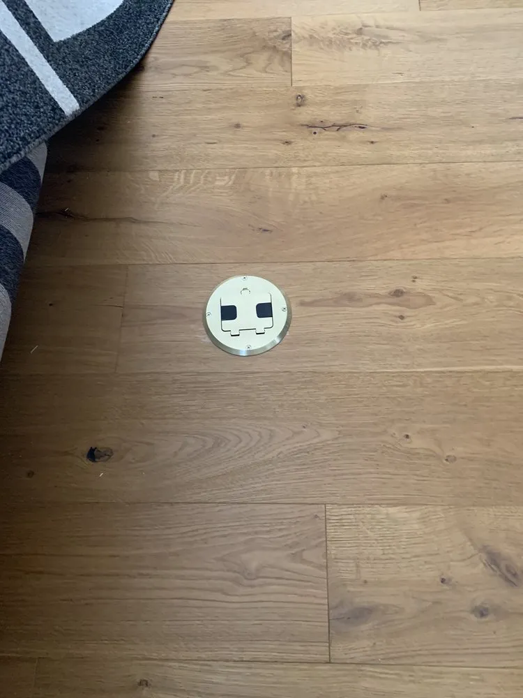 Certified electrician providing emergency electrical service in , 