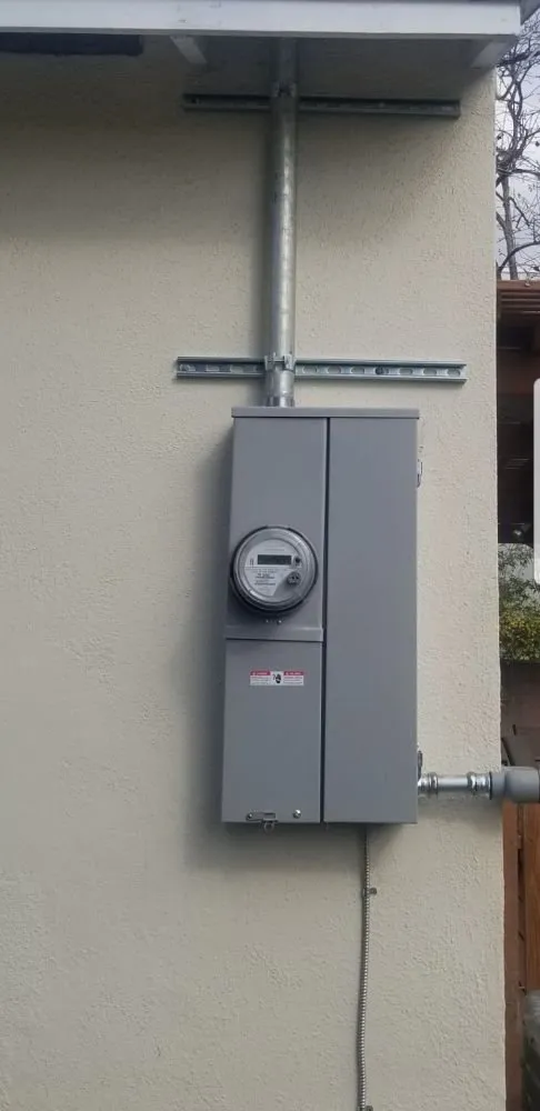 Slide of Omar Santiago Electric Company