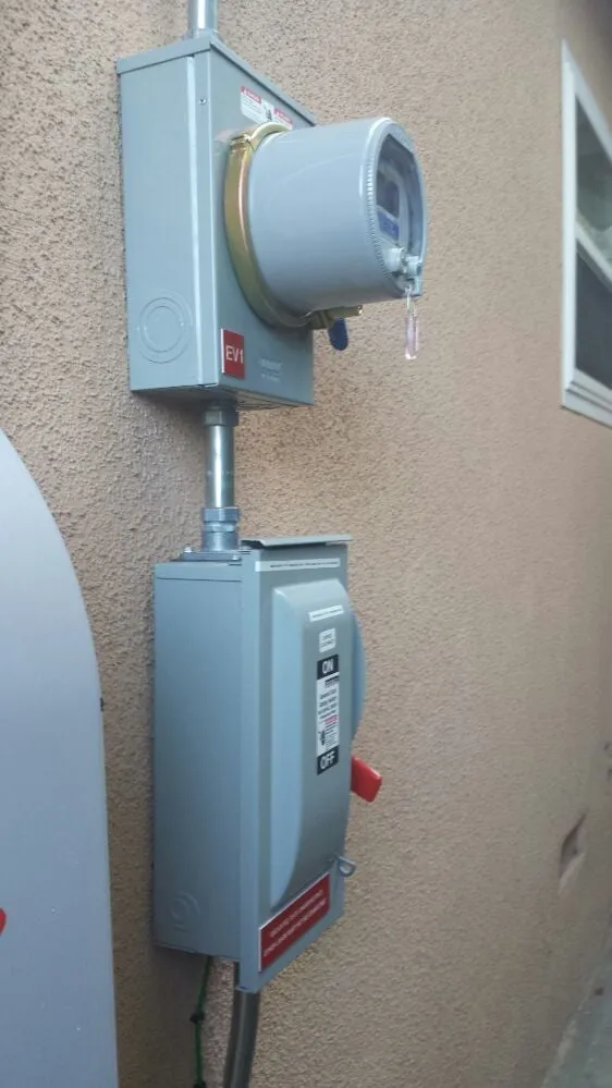 Slide of Omar Santiago Electric Company