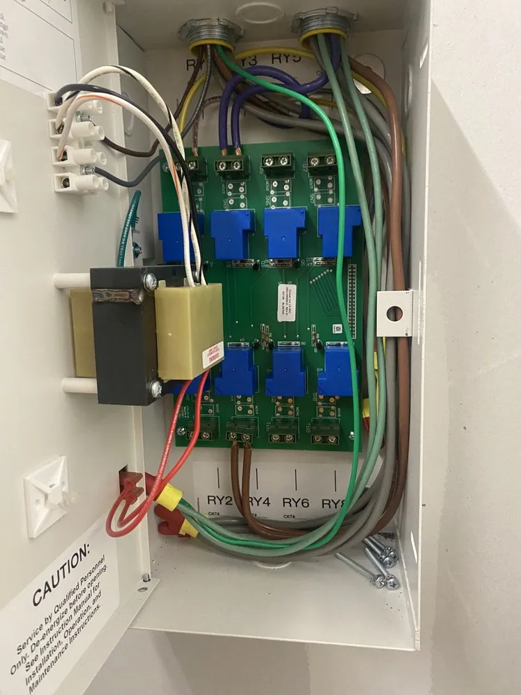 Affordable electrician providing electrical repair in , 