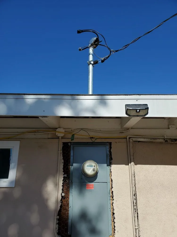 Certified electrician providing circuit breaker repair in , 