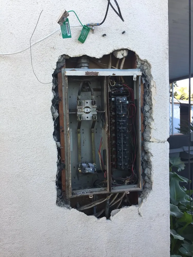 Reliable circuit breaker repair service in ,  - OMZ Electric