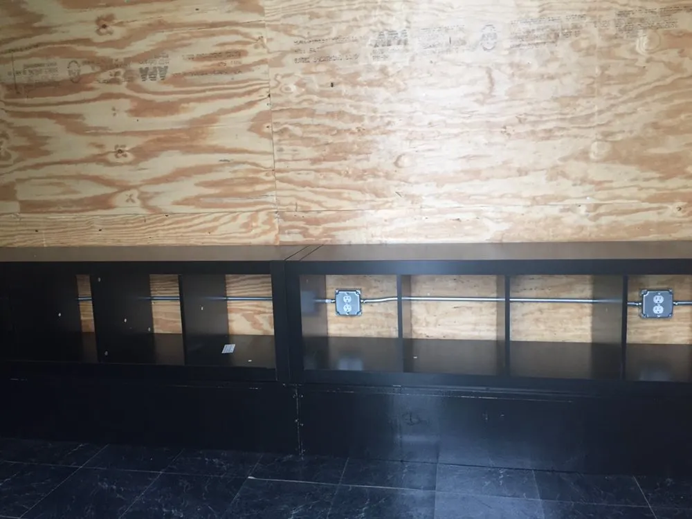 Emergency electrician providing outlet and switch repair in , 