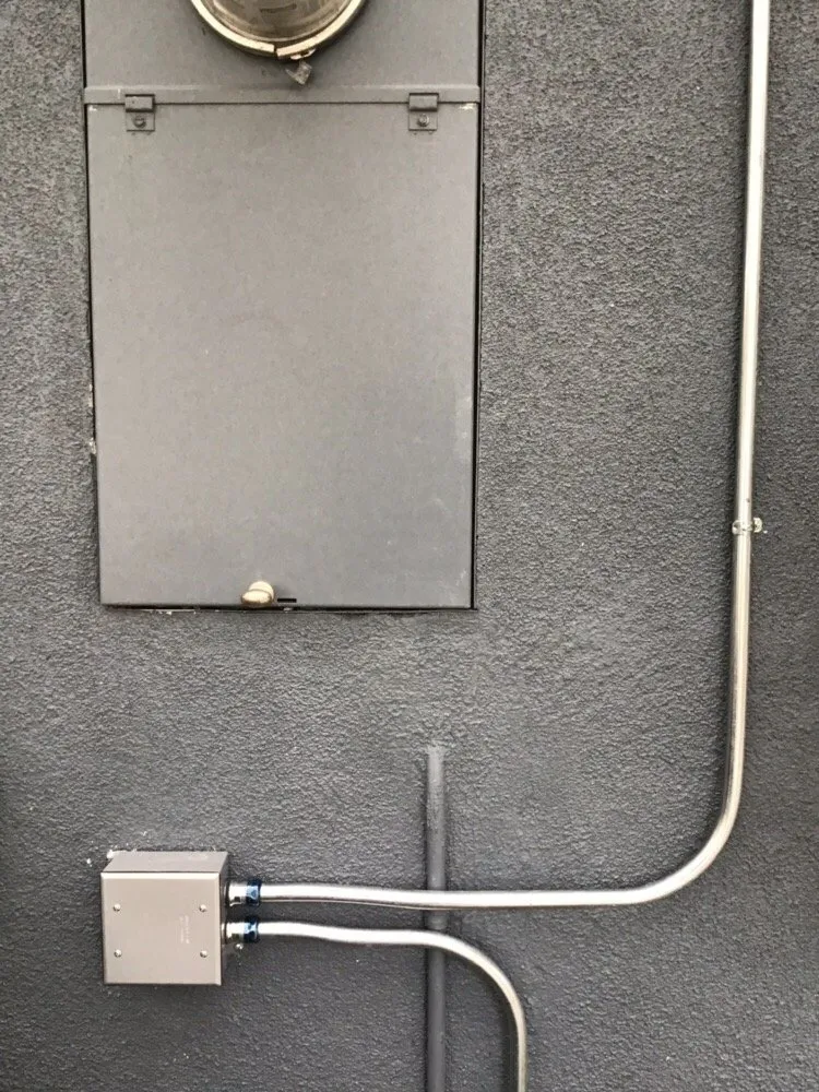 Trusted electrician providing electrical repair in , 